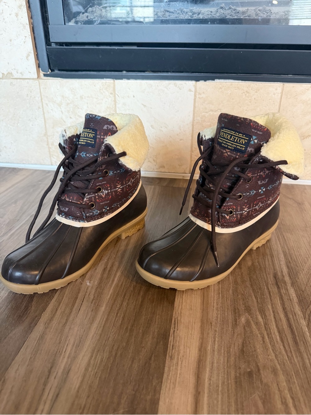 Pendleton Women’s Dimond Peak Mid Duck Boot